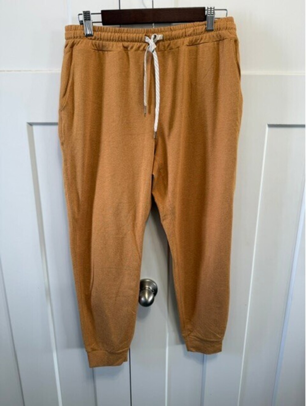 Vuori Women's performance joggers in gold size medium